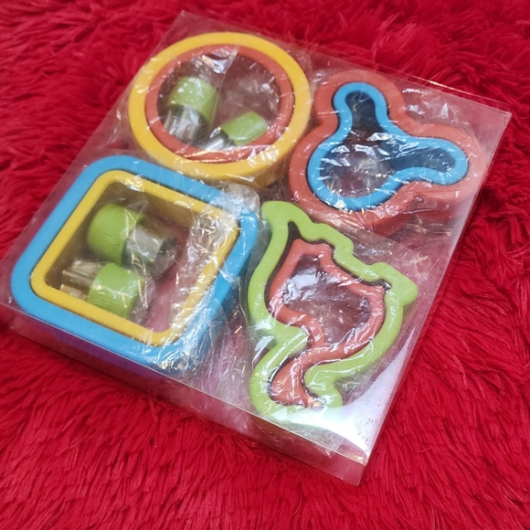 16 pcs Set-Sandwich Cutters & Sealers/Uncrustables (Dinosaur, Mickey & Shapes) - Picture 7 of 8